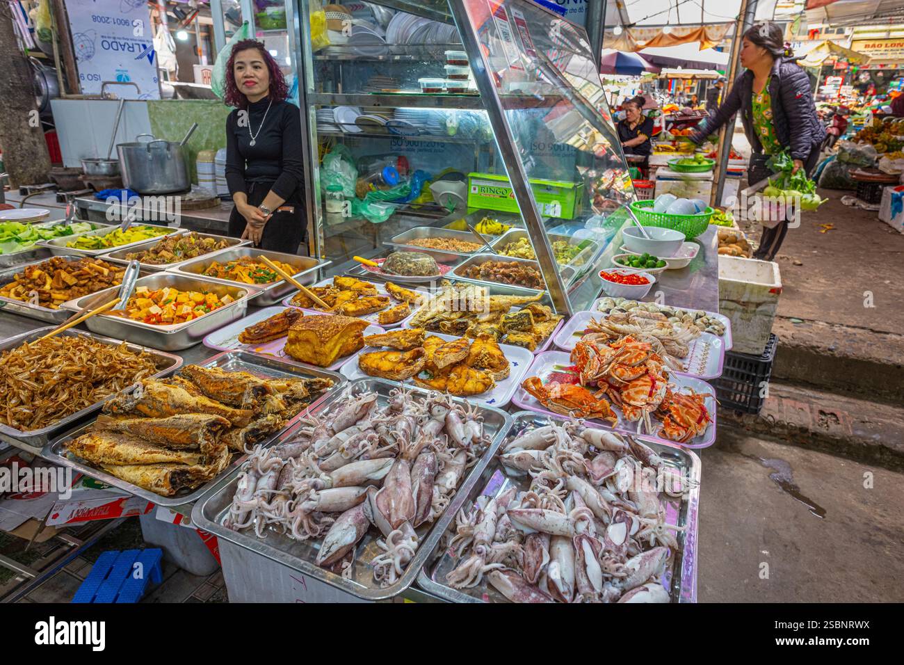 Vietnam, Provinz Haiphong, Insel Cat Ba, Stadt Cat Ba, Restaurant auf dem täglichen Markt Stockfoto