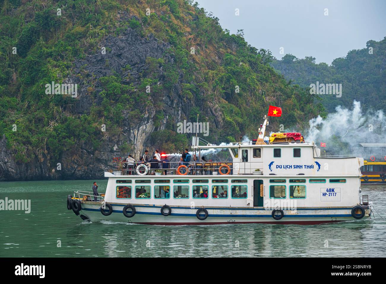 Vietnam, Provinz Haiphong, Insel Cat Ba, Touristen auf Ausflug in die Lan Ha Bay (UNESCO-Weltkulturerbe) Stockfoto