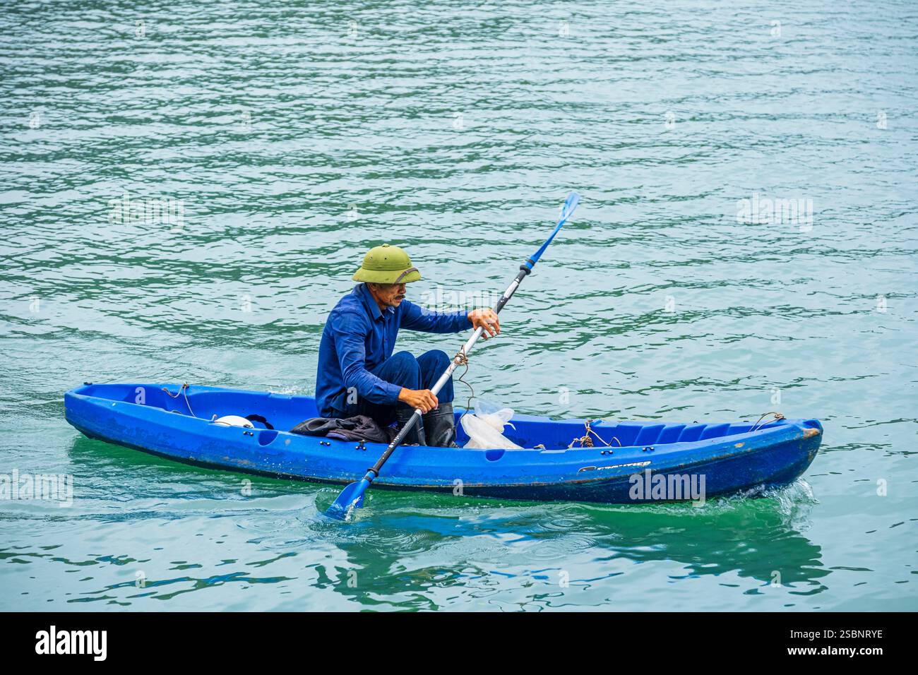 Vietnam, Provinz Haiphong, Insel Cat Ba, Fischer in Lan Ha Bay (UNESCO-Weltkulturerbe) Stockfoto