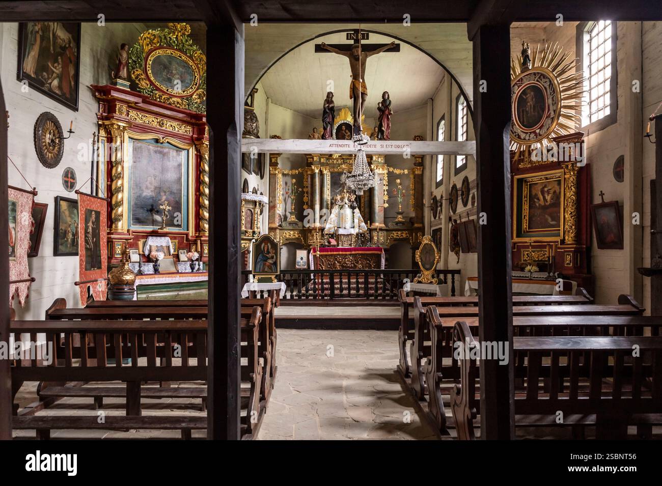 Polen, Präkarpaten, Freilichtmuseum für Volksarchitektur in Sanok (Ökomuseum), Inneres der römisch-katholischen Kirche St. Nikolaus, erbaut 1667 aus Tannenholz, dann im frühen 19. Jahrhundert wieder aufgebaut Stockfoto