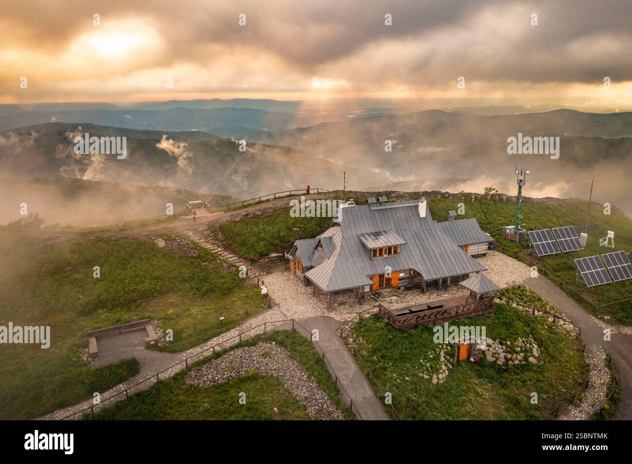 Polen, Präkarpaten, Ustrzyki Górne, Nationalpark Bieszczady, Sonnenaufgang am Schutzgebiet Połoniny Wetlińska, Berehy Górne (Brzegi Górne) Trail, aus der Vogelperspektive Stockfoto