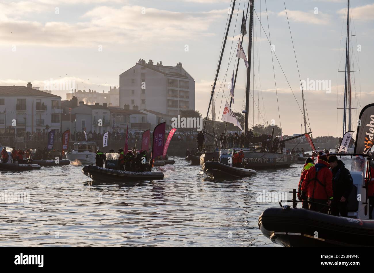 Ankunft von Jean Le Cam (Tout Begin en Finistère - Armor Lux) am zwanzigsten Ort der Vendee Globe 2024 am 4. Februar 2025. In Les Sables d'O Stockfoto