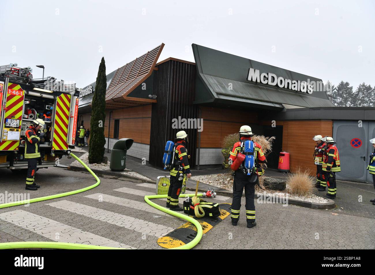In der Mc Donalds Filiale in der Saarbrücker Metzer Straße hat es am Montagmorgen 3.2.2025 gebrannt. Ursache war nach Angaben der Sarbrücker Berufsfeuerwehr ein technischer Defekt in einem Wäschetrockner im Sozialraum der Filiale. Mitarbeiter hätten eine starke Rauchentwicklung festgestellt und die Feuerwehr alarmiert. Ein Mitarbeiter habe mit einem Feuerlöscher einen Löschversuch unternommen und sei leicht verletzt worden. Die Berufsfeuerwehr war mit zwei Löschzügen im Einsatz und muss letzte Glutnester ablöschen. Danach wurde die Filiale gelüftet. Sie wurden vom Personal sofort geschlossen, Stockfoto