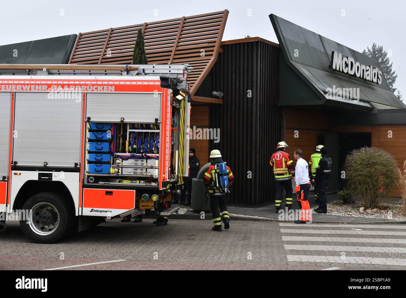 In der Mc Donalds Filiale in der Saarbrücker Metzer Straße hat es am Montagmorgen 3.2.2025 gebrannt. Ursache war nach Angaben der Sarbrücker Berufsfeuerwehr ein technischer Defekt in einem Wäschetrockner im Sozialraum der Filiale. Mitarbeiter hätten eine starke Rauchentwicklung festgestellt und die Feuerwehr alarmiert. Ein Mitarbeiter habe mit einem Feuerlöscher einen Löschversuch unternommen und sei leicht verletzt worden. Die Berufsfeuerwehr war mit zwei Löschzügen im Einsatz und muss letzte Glutnester ablöschen. Danach wurde die Filiale gelüftet. Sie wurden vom Personal sofort geschlossen, Stockfoto