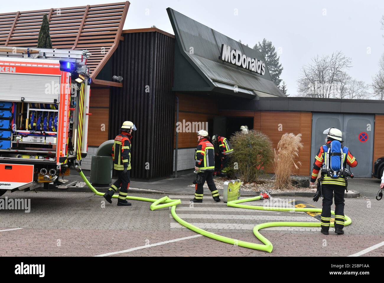 In der Mc Donalds Filiale in der Saarbrücker Metzer Straße hat es am Montagmorgen 3.2.2025 gebrannt. Ursache war nach Angaben der Sarbrücker Berufsfeuerwehr ein technischer Defekt in einem Wäschetrockner im Sozialraum der Filiale. Mitarbeiter hätten eine starke Rauchentwicklung festgestellt und die Feuerwehr alarmiert. Ein Mitarbeiter habe mit einem Feuerlöscher einen Löschversuch unternommen und sei leicht verletzt worden. Die Berufsfeuerwehr war mit zwei Löschzügen im Einsatz und muss letzte Glutnester ablöschen. Danach wurde die Filiale gelüftet. Sie wurden vom Personal sofort geschlossen, Stockfoto