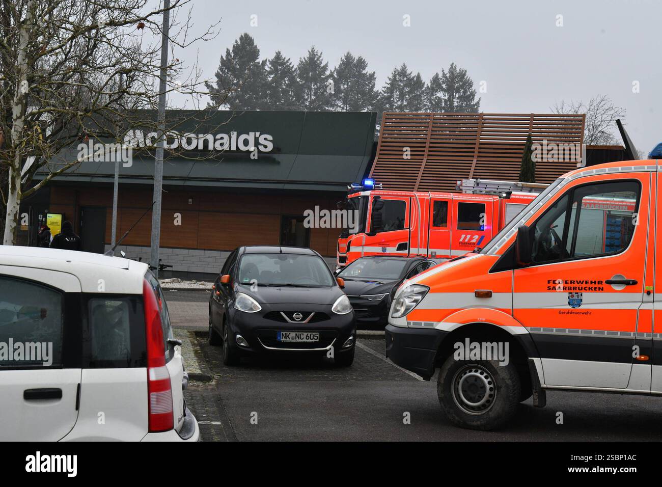 In der Mc Donalds Filiale in der Saarbrücker Metzer Straße hat es am Montagmorgen 3.2.2025 gebrannt. Ursache war nach Angaben der Sarbrücker Berufsfeuerwehr ein technischer Defekt in einem Wäschetrockner im Sozialraum der Filiale. Mitarbeiter hätten eine starke Rauchentwicklung festgestellt und die Feuerwehr alarmiert. Ein Mitarbeiter habe mit einem Feuerlöscher einen Löschversuch unternommen und sei leicht verletzt worden. Die Berufsfeuerwehr war mit zwei Löschzügen im Einsatz und muss letzte Glutnester ablöschen. Danach wurde die Filiale gelüftet. Sie wurden vom Personal sofort geschlossen, Stockfoto