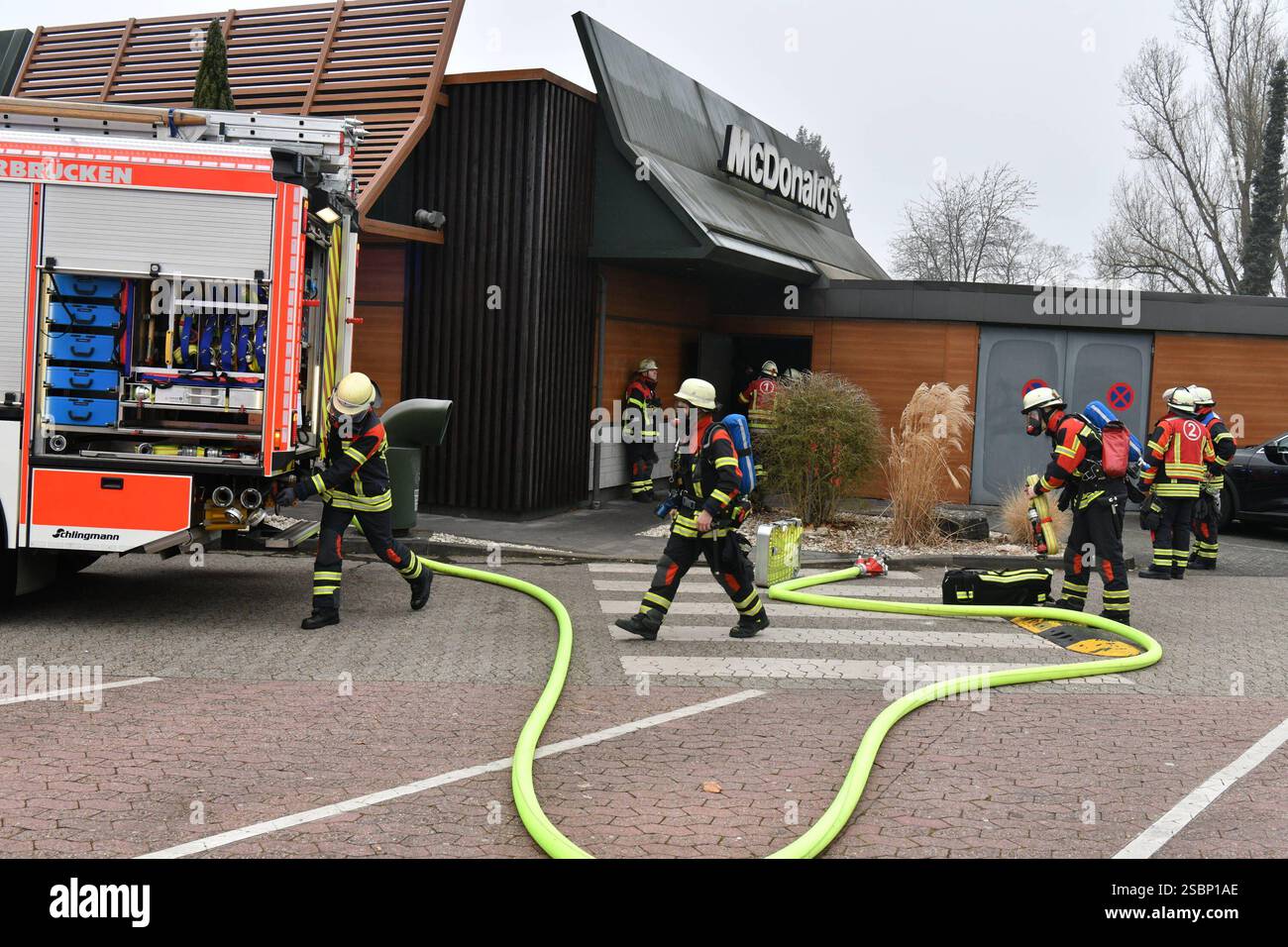 In der Mc Donalds Filiale in der Saarbrücker Metzer Straße hat es am Montagmorgen 3.2.2025 gebrannt. Ursache war nach Angaben der Sarbrücker Berufsfeuerwehr ein technischer Defekt in einem Wäschetrockner im Sozialraum der Filiale. Mitarbeiter hätten eine starke Rauchentwicklung festgestellt und die Feuerwehr alarmiert. Ein Mitarbeiter habe mit einem Feuerlöscher einen Löschversuch unternommen und sei leicht verletzt worden. Die Berufsfeuerwehr war mit zwei Löschzügen im Einsatz und muss letzte Glutnester ablöschen. Danach wurde die Filiale gelüftet. Sie wurden vom Personal sofort geschlossen, Stockfoto