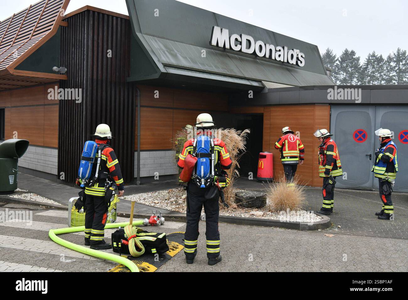 In der Mc Donalds Filiale in der Saarbrücker Metzer Straße hat es am Montagmorgen 3.2.2025 gebrannt. Ursache war nach Angaben der Sarbrücker Berufsfeuerwehr ein technischer Defekt in einem Wäschetrockner im Sozialraum der Filiale. Mitarbeiter hätten eine starke Rauchentwicklung festgestellt und die Feuerwehr alarmiert. Ein Mitarbeiter habe mit einem Feuerlöscher einen Löschversuch unternommen und sei leicht verletzt worden. Die Berufsfeuerwehr war mit zwei Löschzügen im Einsatz und muss letzte Glutnester ablöschen. Danach wurde die Filiale gelüftet. Sie wurden vom Personal sofort geschlossen, Stockfoto
