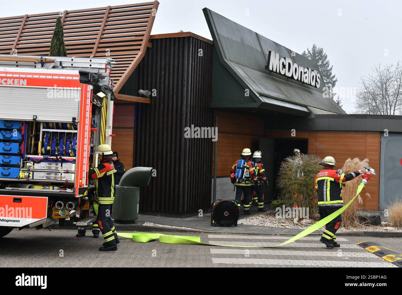 In der Mc Donalds Filiale in der Saarbrücker Metzer Straße hat es am Montagmorgen 3.2.2025 gebrannt. Ursache war nach Angaben der Sarbrücker Berufsfeuerwehr ein technischer Defekt in einem Wäschetrockner im Sozialraum der Filiale. Mitarbeiter hätten eine starke Rauchentwicklung festgestellt und die Feuerwehr alarmiert. Ein Mitarbeiter habe mit einem Feuerlöscher einen Löschversuch unternommen und sei leicht verletzt worden. Die Berufsfeuerwehr war mit zwei Löschzügen im Einsatz und muss letzte Glutnester ablöschen. Danach wurde die Filiale gelüftet. Sie wurden vom Personal sofort geschlossen, Stockfoto
