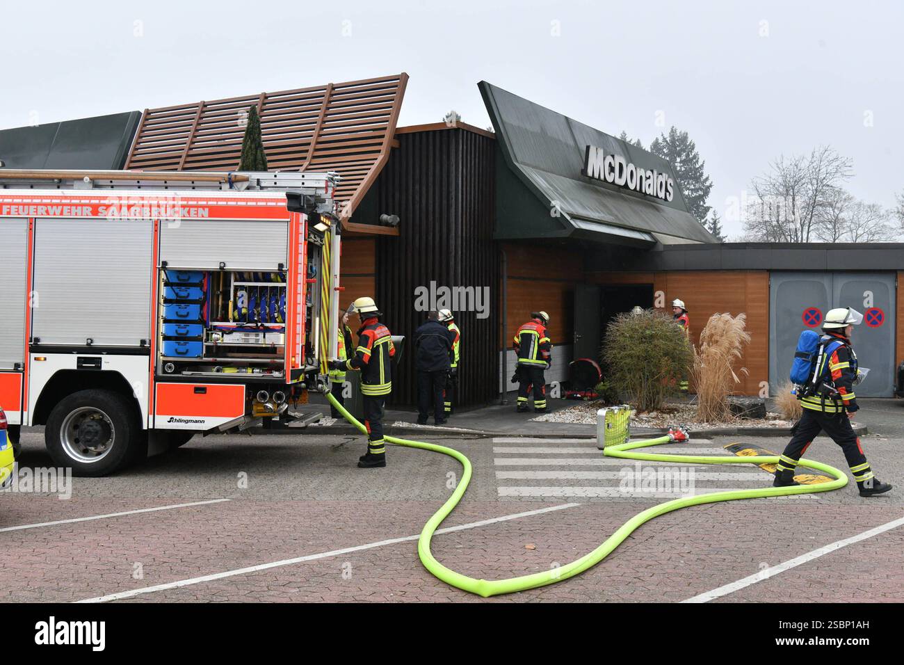 In der Mc Donalds Filiale in der Saarbrücker Metzer Straße hat es am Montagmorgen 3.2.2025 gebrannt. Ursache war nach Angaben der Sarbrücker Berufsfeuerwehr ein technischer Defekt in einem Wäschetrockner im Sozialraum der Filiale. Mitarbeiter hätten eine starke Rauchentwicklung festgestellt und die Feuerwehr alarmiert. Ein Mitarbeiter habe mit einem Feuerlöscher einen Löschversuch unternommen und sei leicht verletzt worden. Die Berufsfeuerwehr war mit zwei Löschzügen im Einsatz und muss letzte Glutnester ablöschen. Danach wurde die Filiale gelüftet. Sie wurden vom Personal sofort geschlossen, Stockfoto