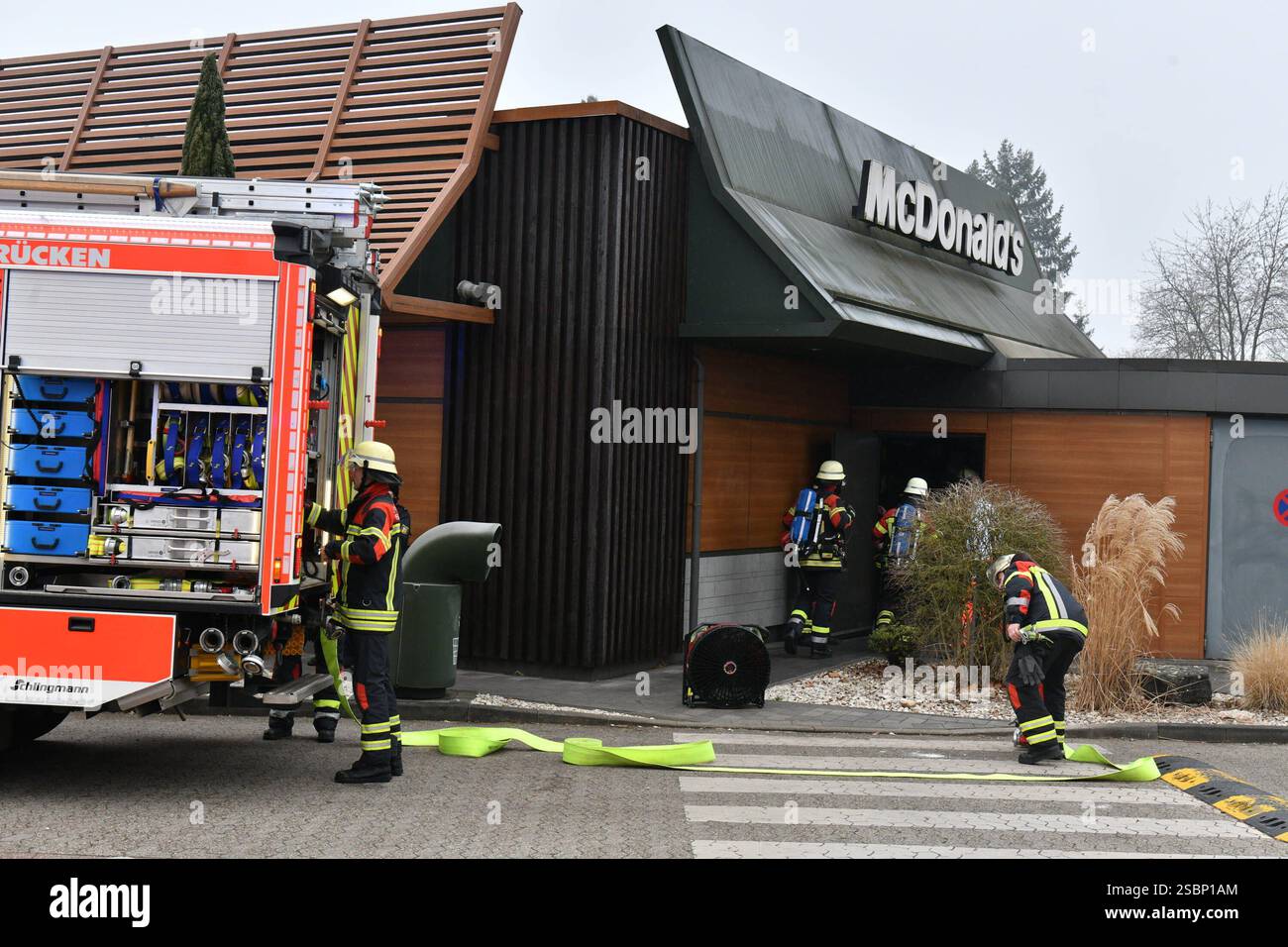 In der Mc Donalds Filiale in der Saarbrücker Metzer Straße hat es am Montagmorgen 3.2.2025 gebrannt. Ursache war nach Angaben der Sarbrücker Berufsfeuerwehr ein technischer Defekt in einem Wäschetrockner im Sozialraum der Filiale. Mitarbeiter hätten eine starke Rauchentwicklung festgestellt und die Feuerwehr alarmiert. Ein Mitarbeiter habe mit einem Feuerlöscher einen Löschversuch unternommen und sei leicht verletzt worden. Die Berufsfeuerwehr war mit zwei Löschzügen im Einsatz und muss letzte Glutnester ablöschen. Danach wurde die Filiale gelüftet. Sie wurden vom Personal sofort geschlossen, Stockfoto