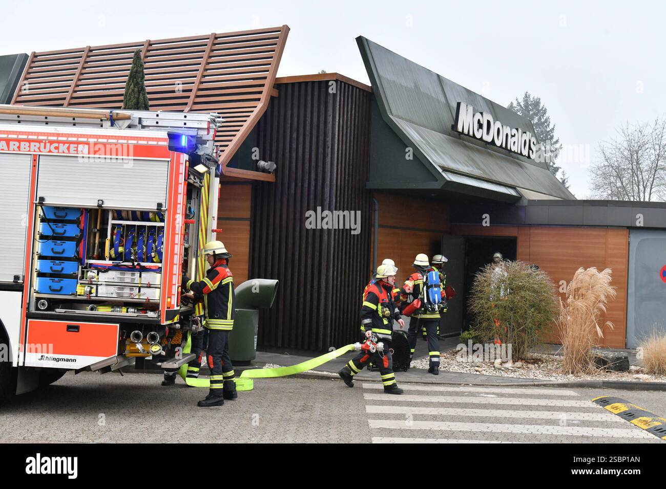 In der Mc Donalds Filiale in der Saarbrücker Metzer Straße hat es am Montagmorgen 3.2.2025 gebrannt. Ursache war nach Angaben der Sarbrücker Berufsfeuerwehr ein technischer Defekt in einem Wäschetrockner im Sozialraum der Filiale. Mitarbeiter hätten eine starke Rauchentwicklung festgestellt und die Feuerwehr alarmiert. Ein Mitarbeiter habe mit einem Feuerlöscher einen Löschversuch unternommen und sei leicht verletzt worden. Die Berufsfeuerwehr war mit zwei Löschzügen im Einsatz und muss letzte Glutnester ablöschen. Danach wurde die Filiale gelüftet. Sie wurden vom Personal sofort geschlossen, Stockfoto