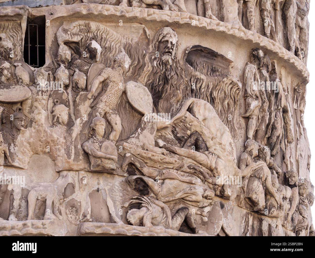 Rom. Italien. Säule des Marcus Aurelius (193 n. Chr.), auf der Piazza Colonna. Detail einer Reliefszene, die das "Regenwunder im Gebiet des Quadi darstellt Stockfoto