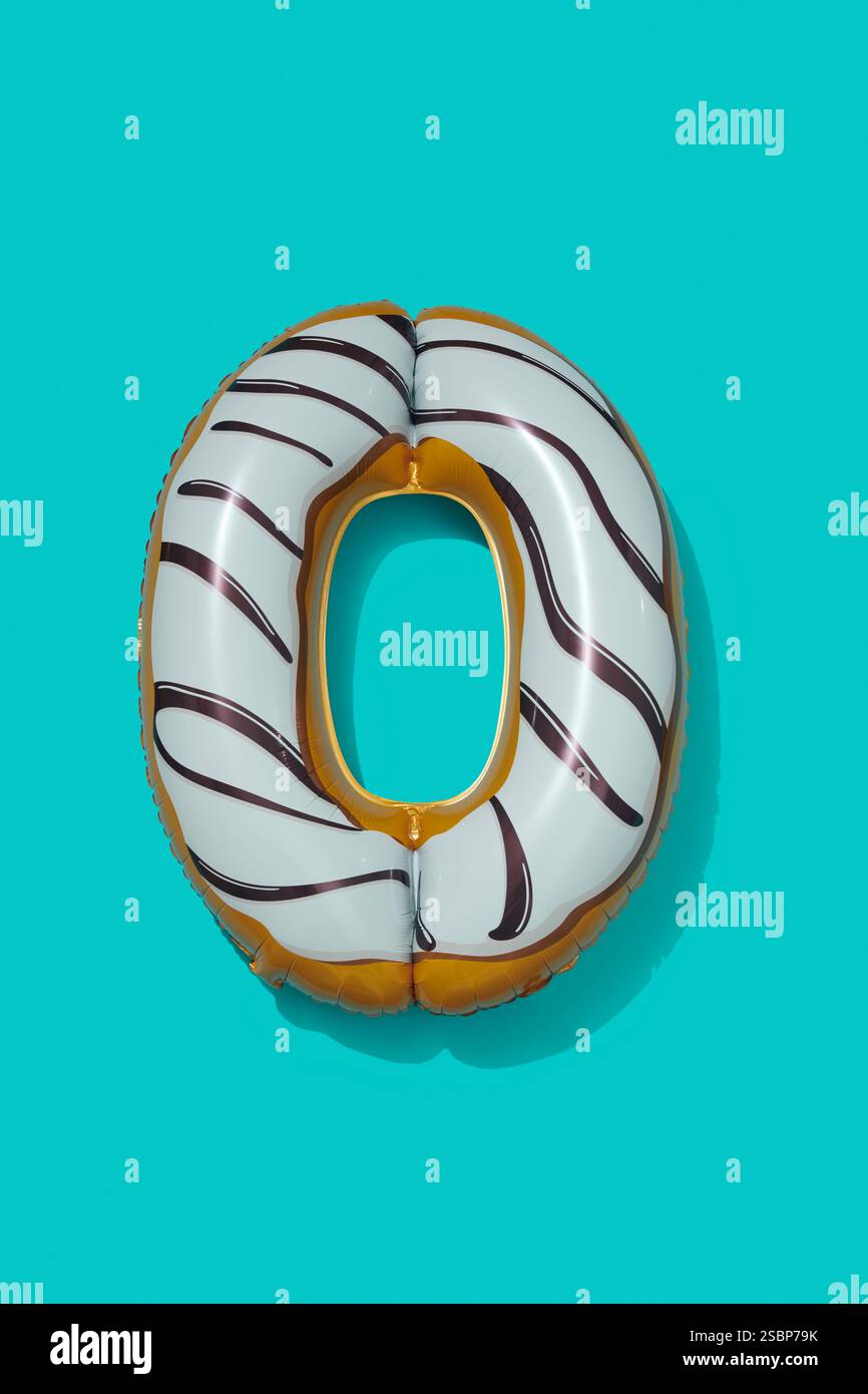 Ein Folienballon in Form von Zahl 0 auf blauem Hintergrund Stockfoto