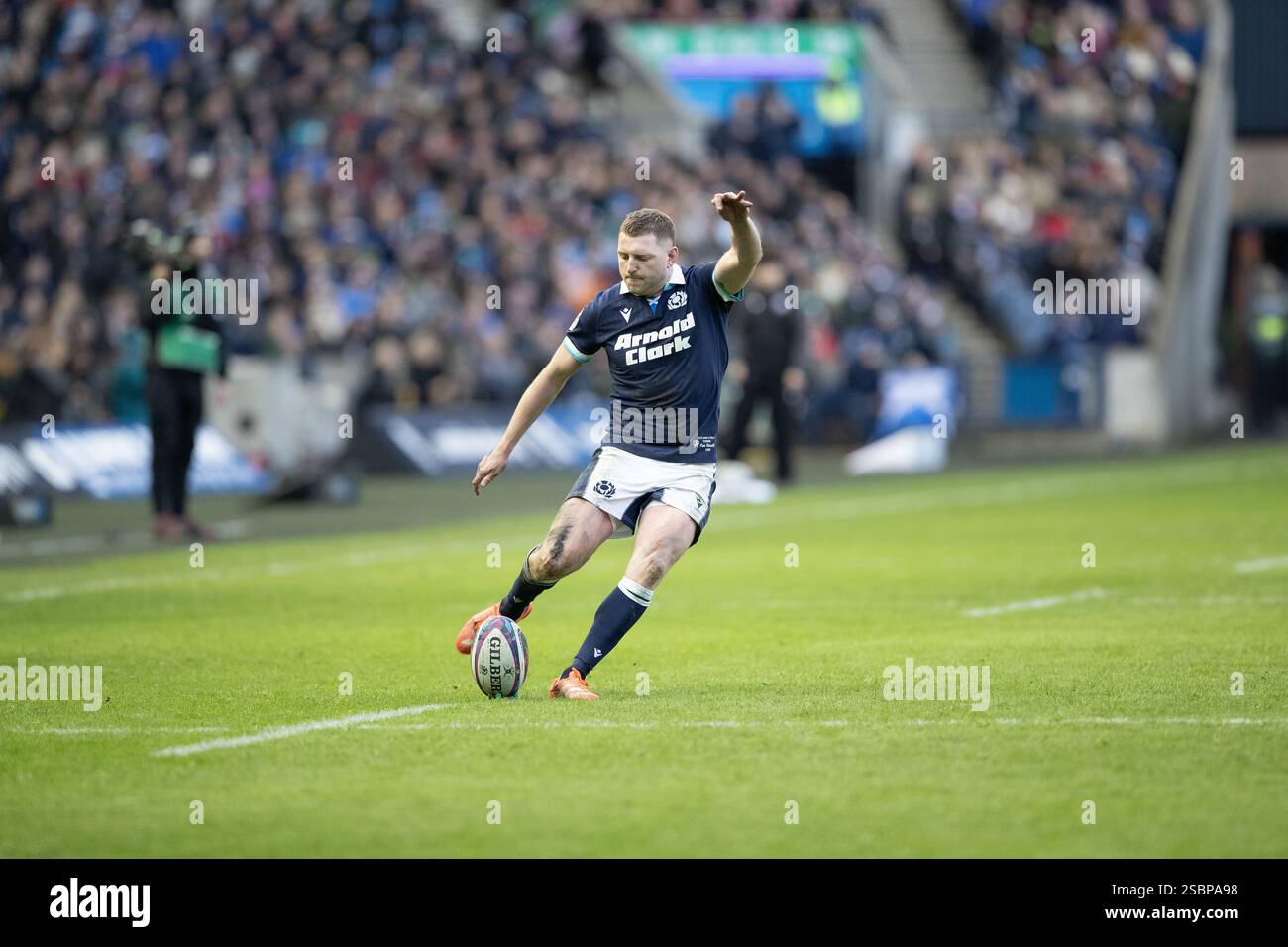 Edinburgh, Schottland, Vereinigtes Königreich, 1. Februar 2025 - Finn Russell konvertiert für Schottland. Schottland gegen Italien in Murrayfield, Edinburgh.- Credit: Thom Stockfoto