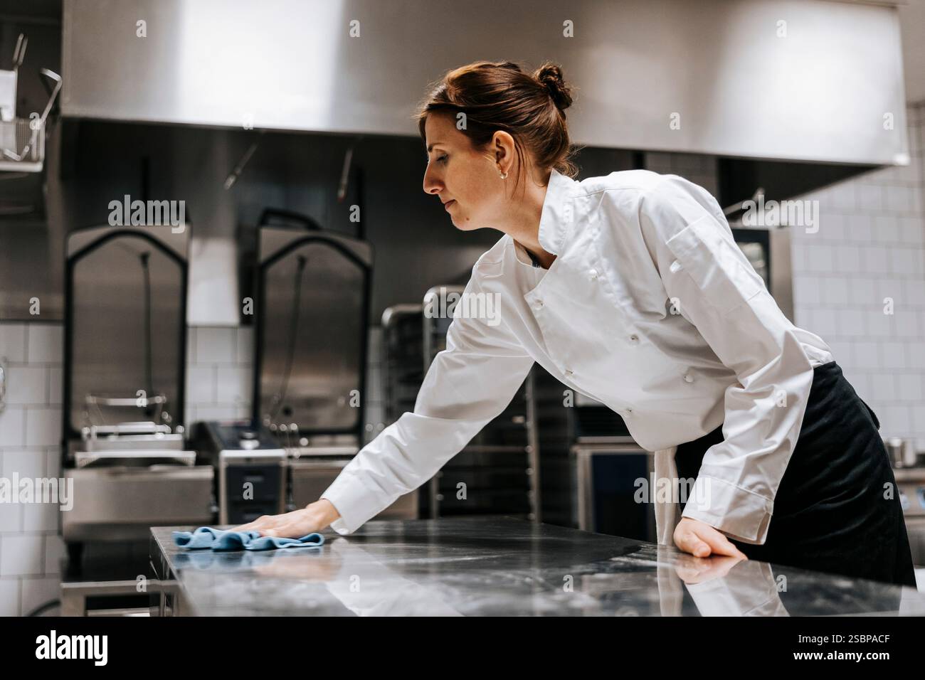 Flacher Blick auf die Küchenzeile der Küchenzeile im Restaurant Stockfoto