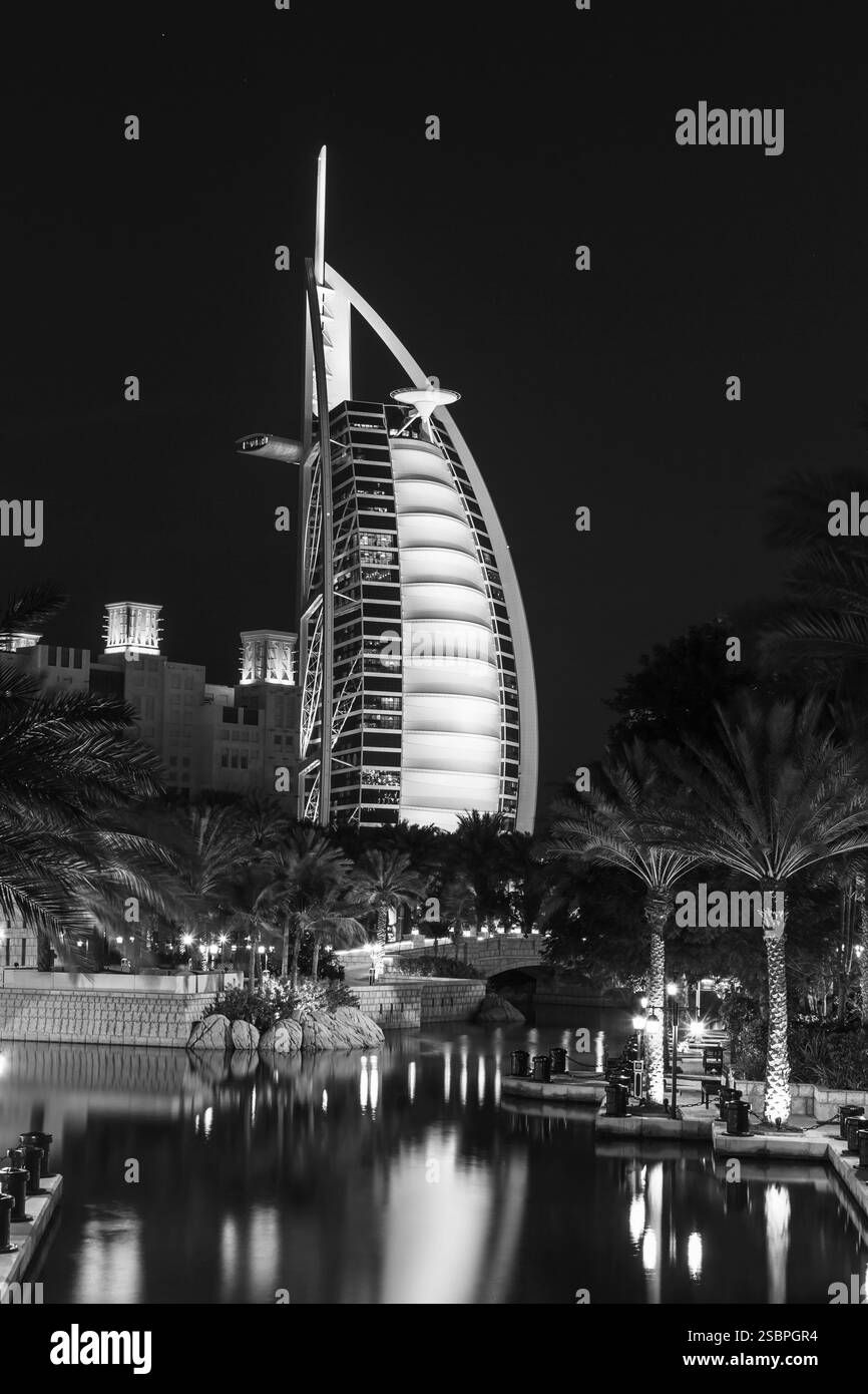 DUBAI, VAE - 15. NOVEMBER: Blick auf das Hotel Burj Al Arab vom Souk Madinat Jumeirah. Das Burj Al Arab ist ein luxuriöses 7-Sterne-Hotel, das vor Jumeira erbaut wurde Stockfoto