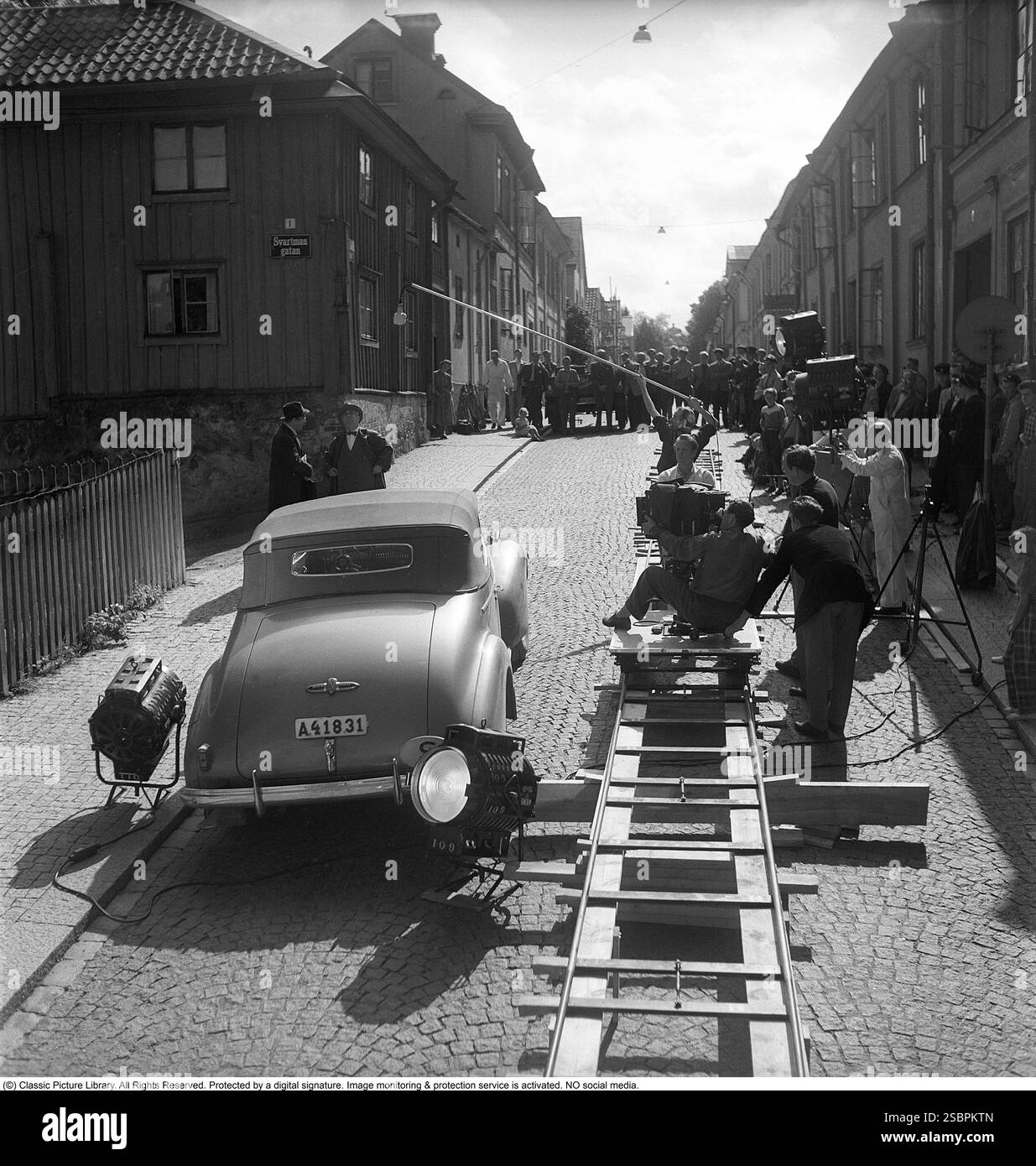 För min heta ungdoms Skull 1952. Filmregie: Arne Mattsson. Das Bild zeigt die Dreharbeiten in Uppsala. Die Filmkamera ist auf einer beweglichen Plattform auf Schienen montiert, die den Schauspielern und dem Fahrzeug folgt, wenn es sich bewegt. Der Film hatte seine schwedische Premiere am 17. Dezember 1952 Stockfoto