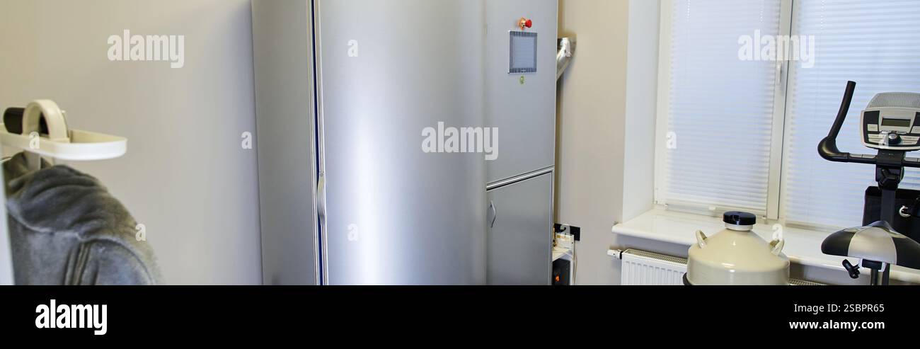 Eine schlanke Dermatologie-Klinik verfügt über fortschrittliche Geräte in einem beruhigenden Behandlungsraum. Stockfoto