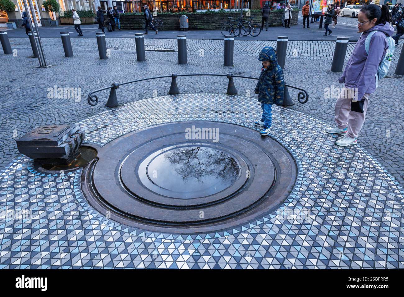 Der Taubenbrunnen von Ewald Mataré aus dem Jahr 1953 auf der Westseite des Doms, Köln. Der Taubenbrunnen von Ewald Mataré von 1953 an der Do Stockfoto