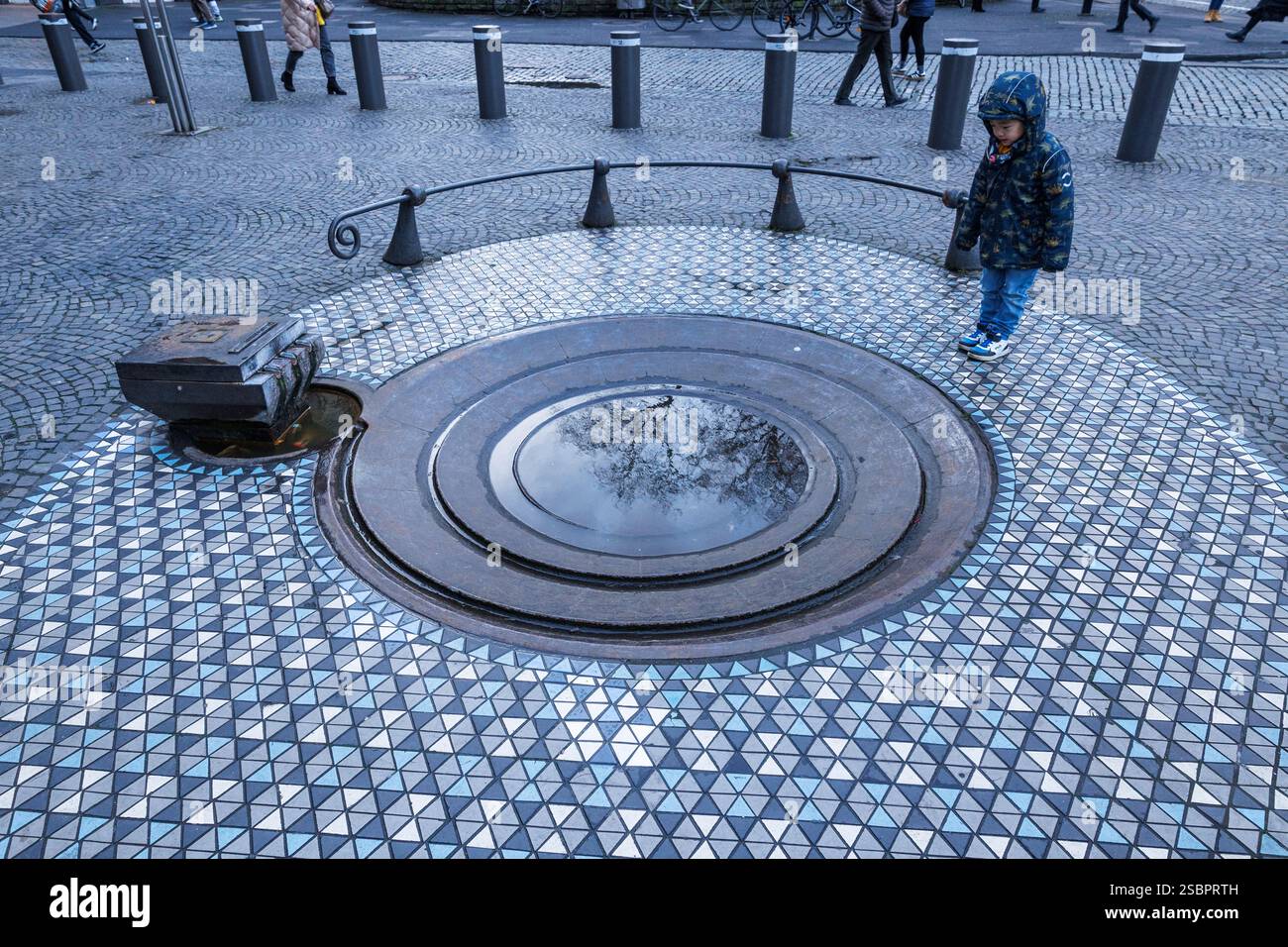 Der Taubenbrunnen von Ewald Mataré aus dem Jahr 1953 auf der Westseite des Doms, Köln. Der Taubenbrunnen von Ewald Mataré von 1953 an der Do Stockfoto