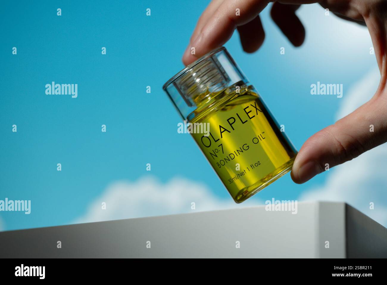 Straßburg, Frankreich - Oktober 2024 : Präsentation von Olaplex No. 7 Bonding Oil, in dem die Flasche und die Verpackung hervorgehoben werden. Hochwertige Beauty-HERO-Aufnahme mit h Stockfoto