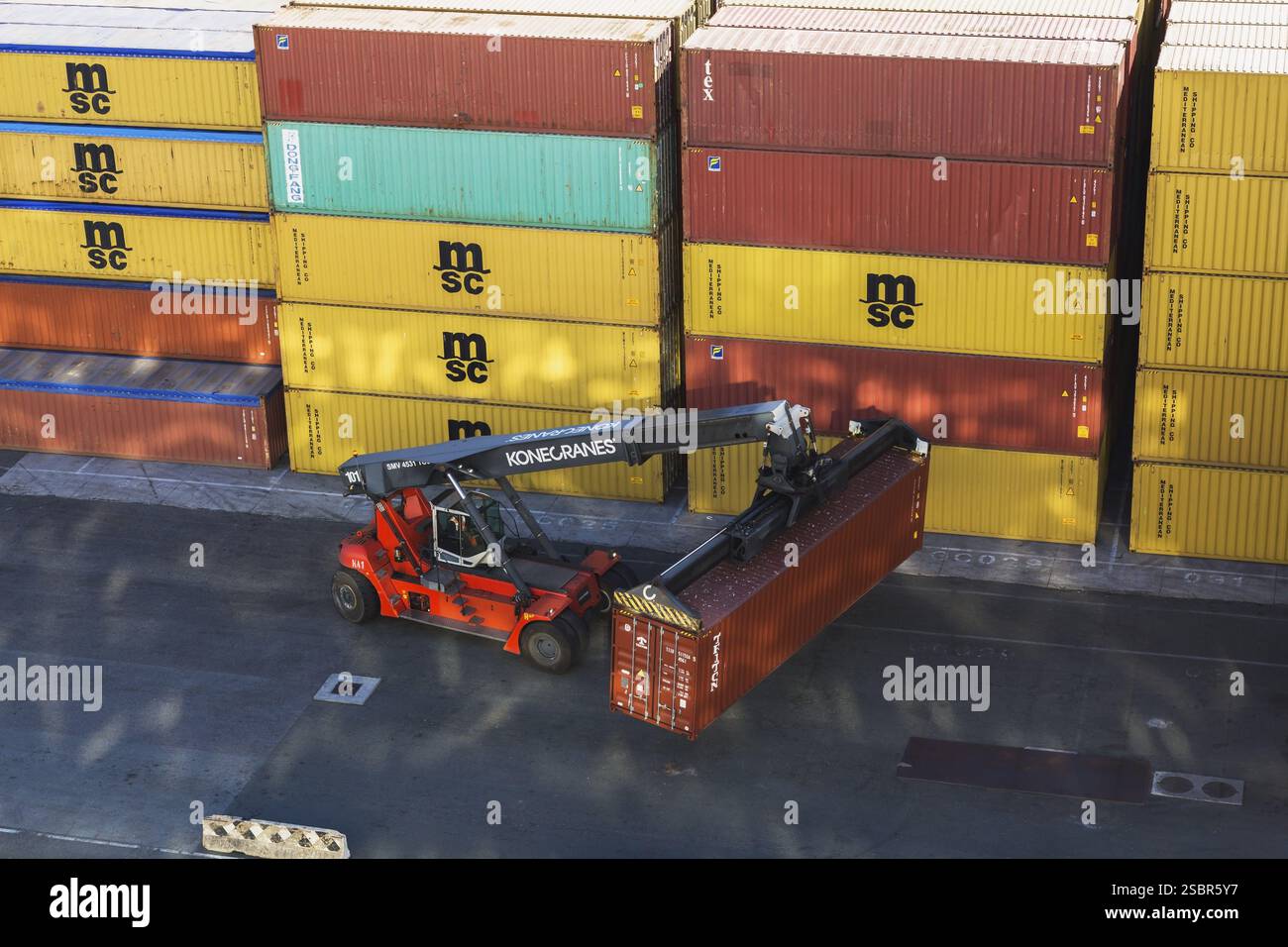 Gestapelte MSC, DONGFANG Metallkisten-Versandbehälter und Kone Cranes Container-Handler am Dock im Frachthafen La Spezia, Italien, Europa Stockfoto