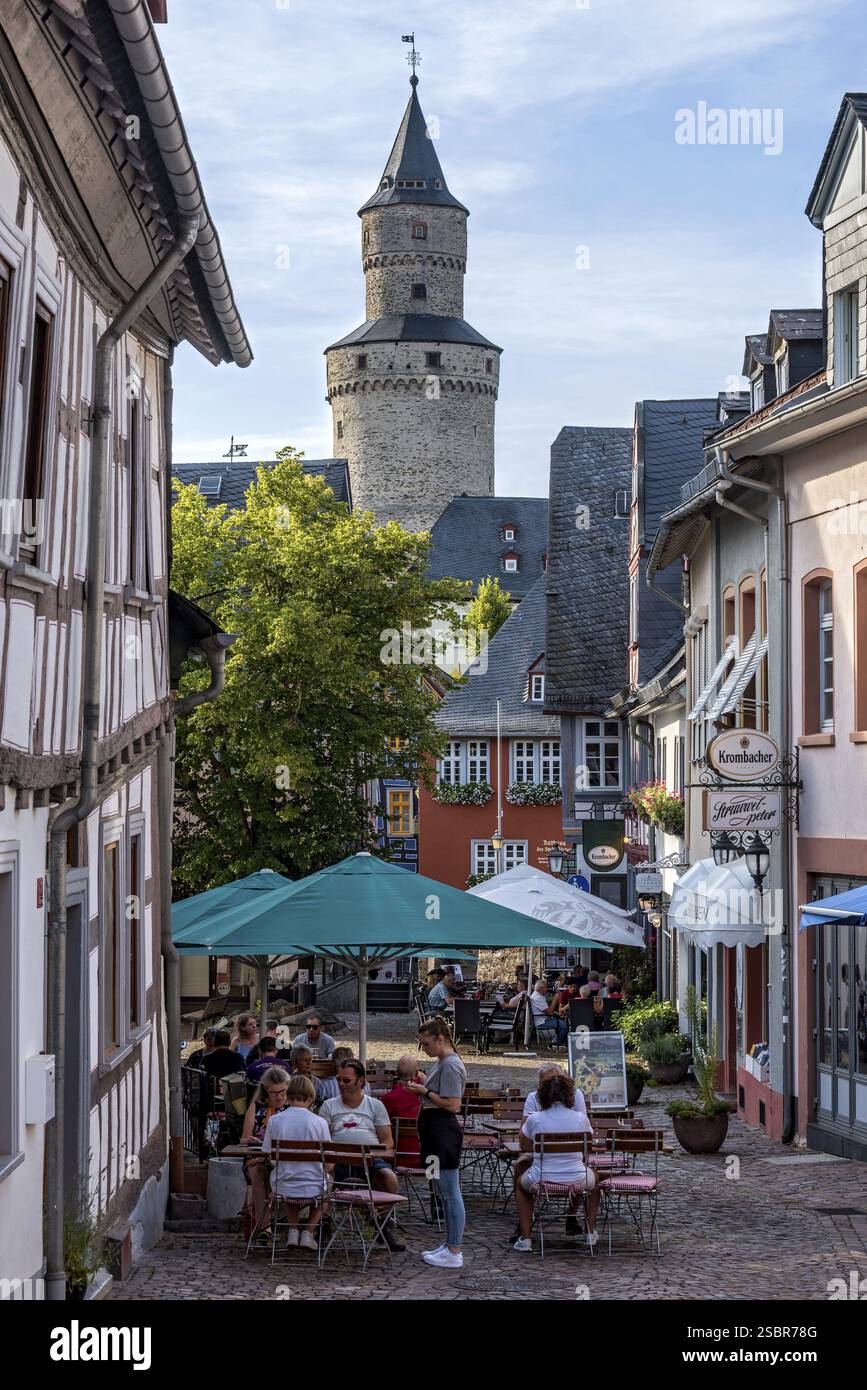 Obergasse mit Gassenrestaurant, Hexenturm hinten, Butterfass, historische Altstadt, Idstein, Rheingau Taunus, Deutsch Ha Stockfoto