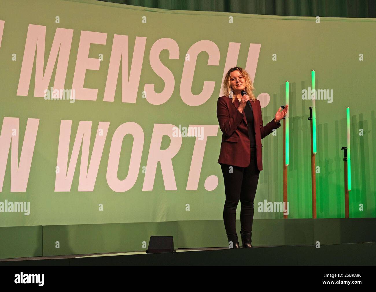 Laura Postma Aachen, 02.02.2025: Bundestagswahlkampf Bündnis 90/ Die Grünen. Veranstaltung mit Kanzlerkandidat Robert Habeck in der Talbot-Industriehalle. Begrüßung durch Laura Postma, MDL NRW. Aachen Talbothalle, Jülicherstraße NRW Deutschland *** Laura Postma Aachen, 02 02 2025 Bundestagswahlkampf Bündnis 90 die Grünen Veranstaltung mit Kanzlerkandidat Robert Habeck in der Talbot Industriehalle Willkommen von Laura Postma, MDL NRW Aachen Talbothalle, Jülicherstraße NRW Deutschland Stockfoto