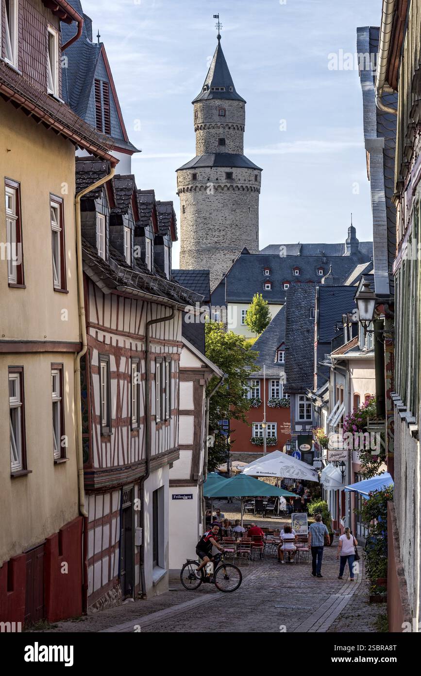 Obergasse mit Gassenrestaurant, Hexenturm hinten, Butterfass, historische Altstadt, Idstein, Rheingau Taunus, Deutsch Ha Stockfoto