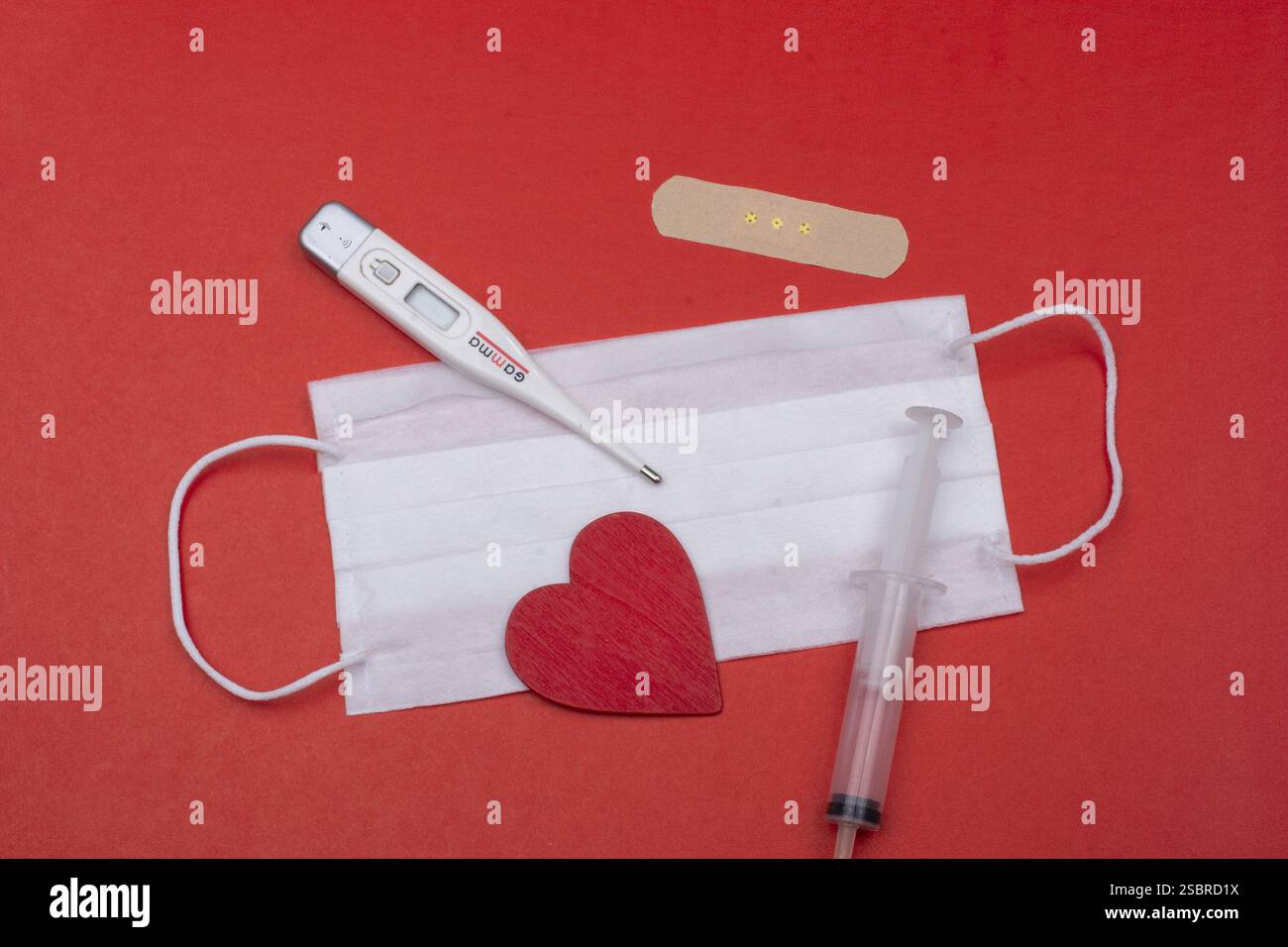 Herz und medizinische Maske als Gesundheitskonzept. Schutz vor Coronavirus Stockfoto