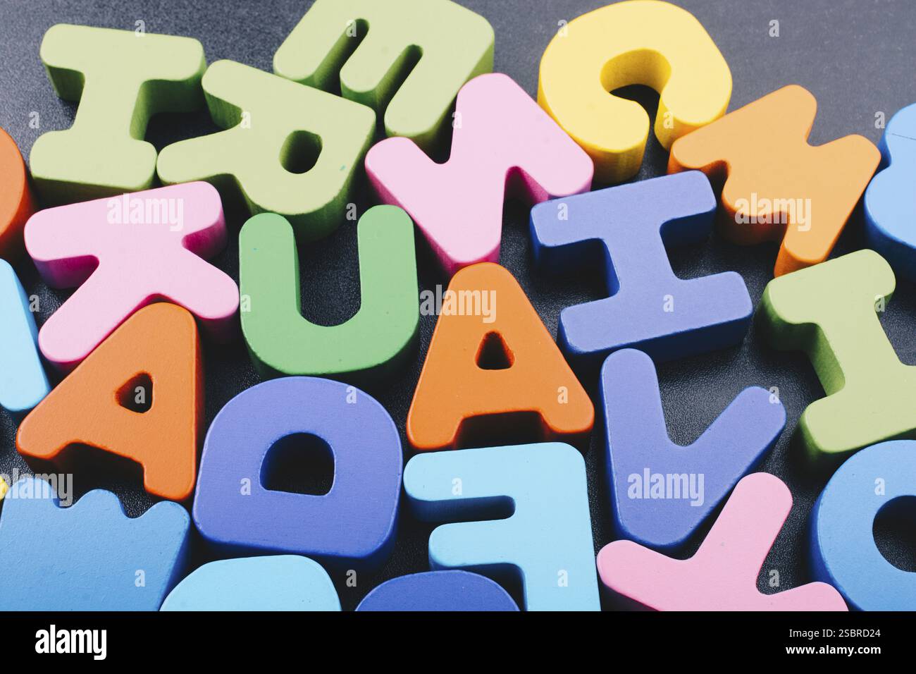 Bunte Buchstaben des Alphabets aus Holz Stockfoto
