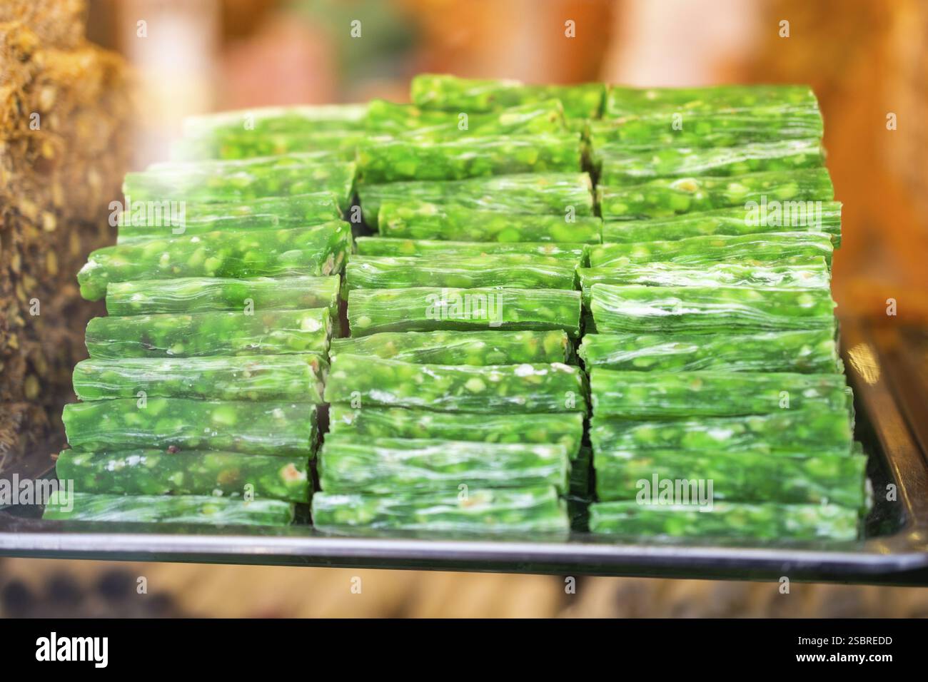 Laden der traditionellen türkischen Honig lokum Zucker überzogen soft Candy Stockfoto