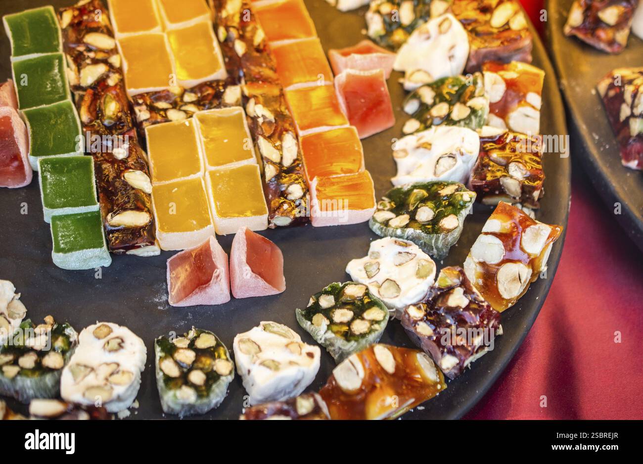 Laden der traditionellen türkischen Honig lokum Zucker überzogen soft Candy Stockfoto