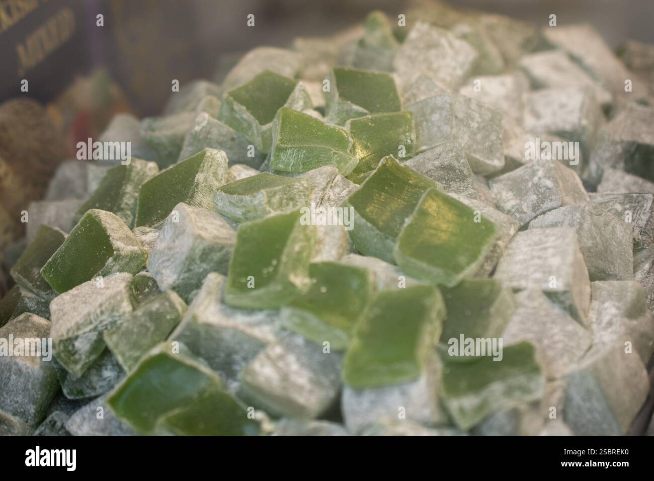 Laden der traditionellen türkischen Honig lokum Zucker überzogen soft Candy Stockfoto
