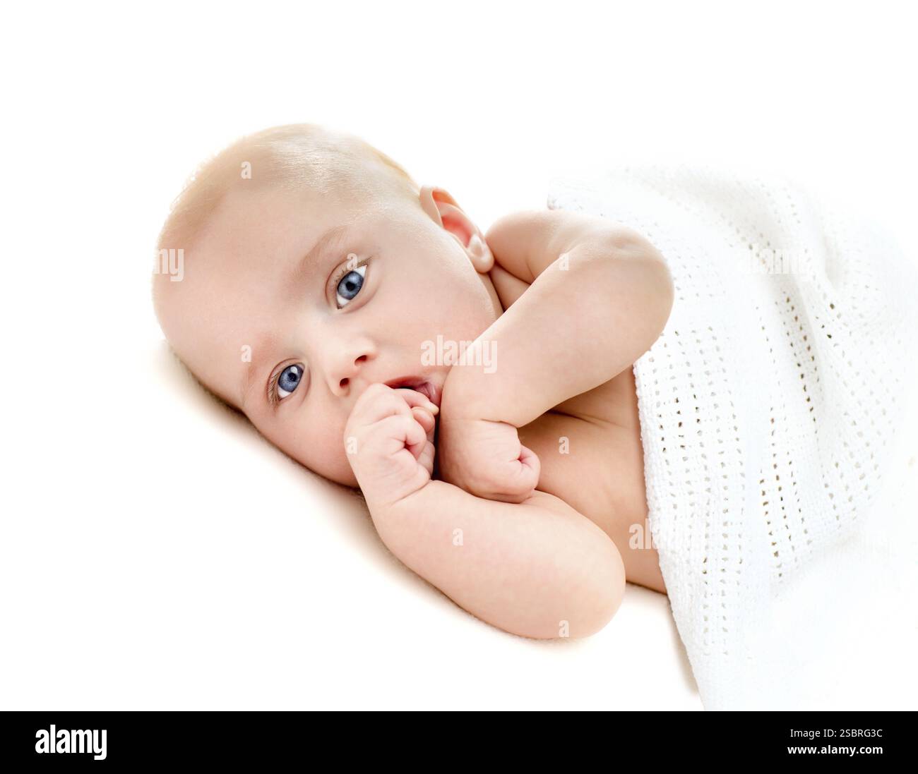 Porträt eines vier Monate alten Babys auf weißem Hintergrund Stockfoto