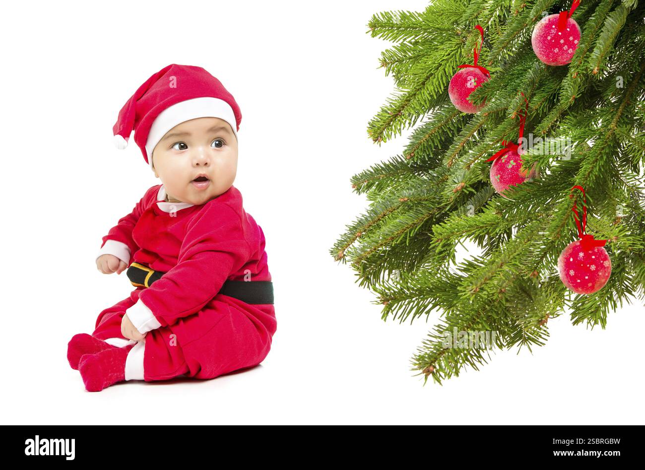 Baby im Weihnachtskostüm. Weihnachtsbaum isoliert auf weiß Stockfoto