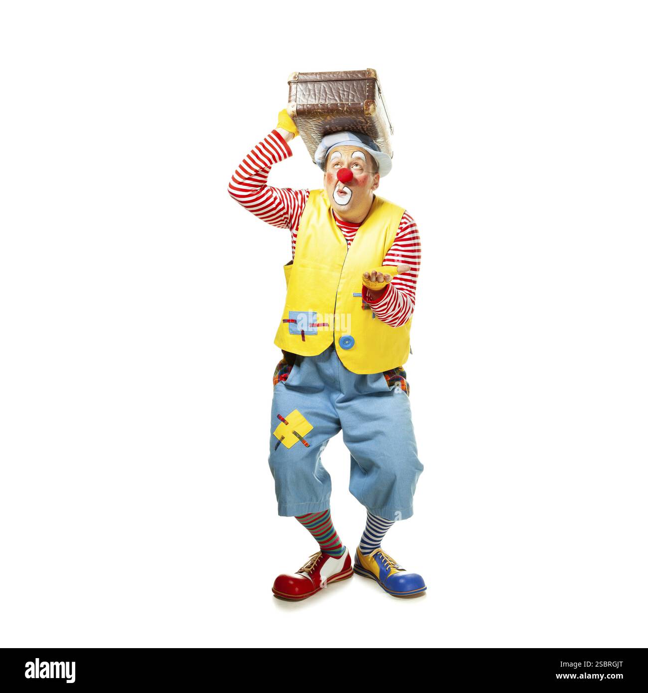 Ein lustiger Clown mit lächelndem fröhlichem Ausdruck, isoliert auf weißem Hintergrund Stockfoto