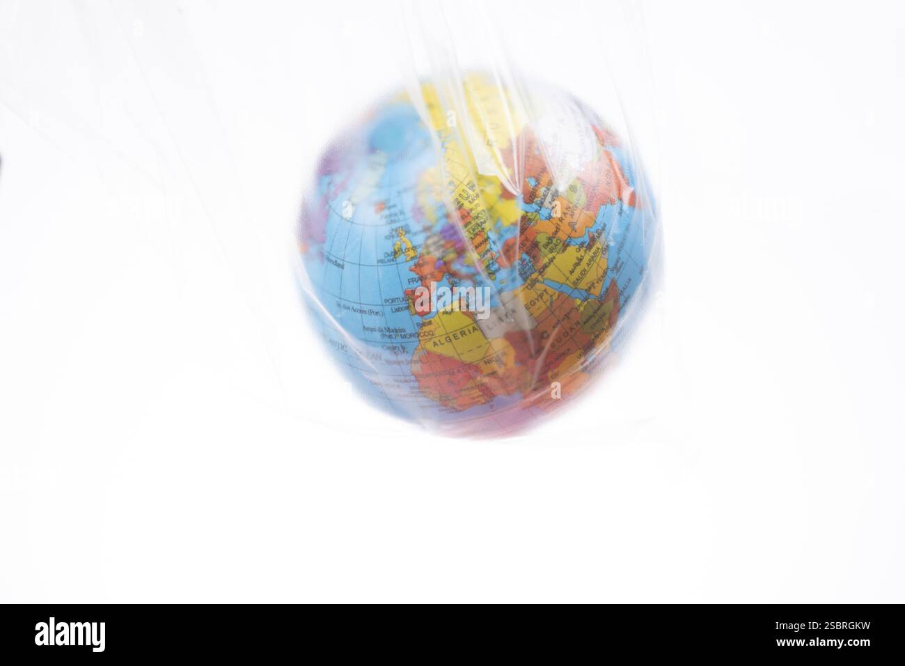 Weltkugel in Plastiktüte isoliert auf weißem Hintergrund Stockfoto