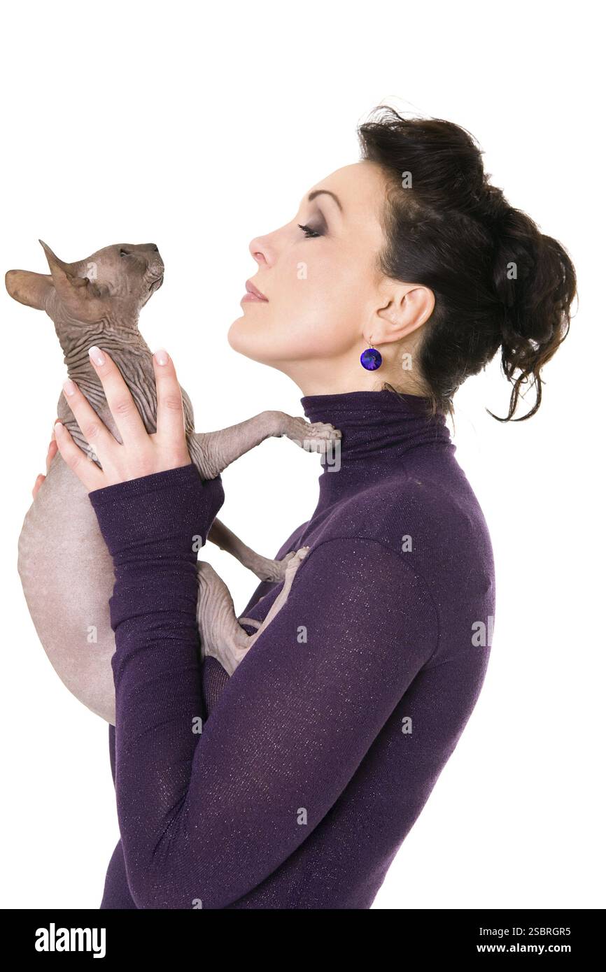 Hübsches Model posiert im Studio mit einer Katze Stockfoto