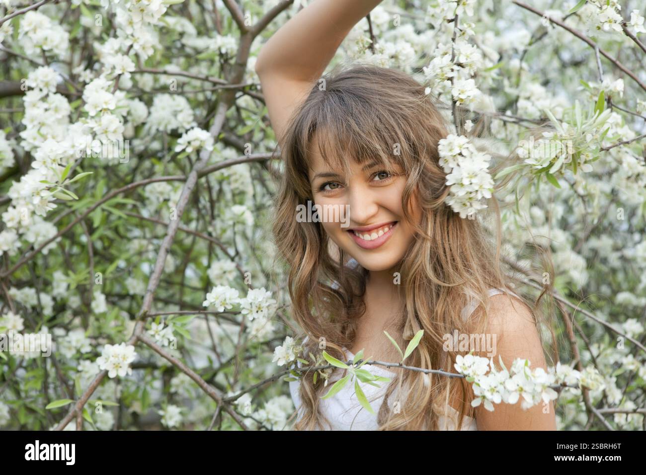 Wunderschönes Frühlingsporträt eines blonden Mädchens Stockfoto