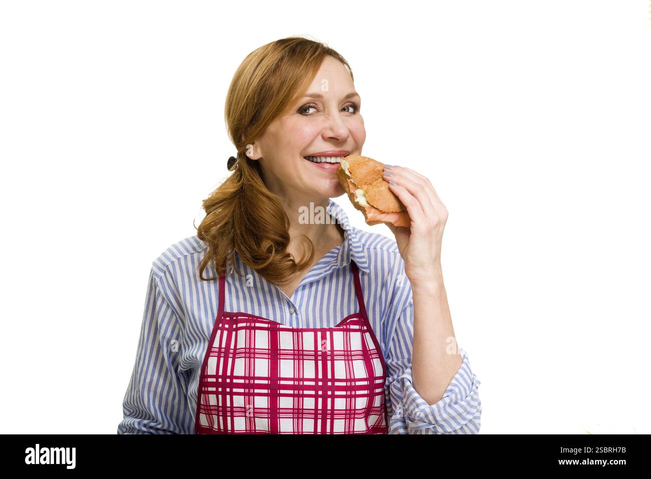 Frau isst Lachsscheiben auf Brot. Isoliert auf weißem Hintergrund Stockfoto