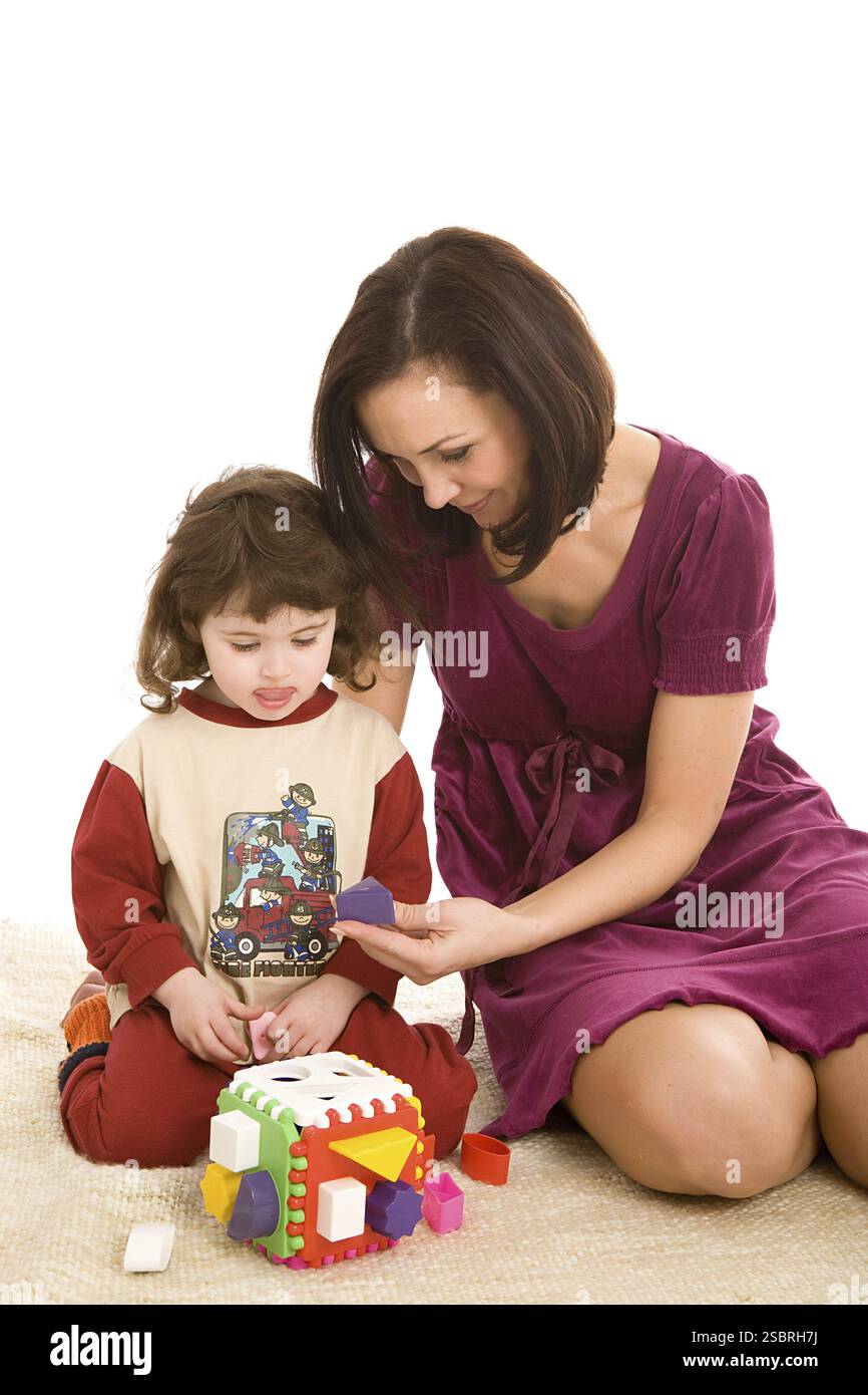 Mutter und Tochter, beste Freunde, auf weißem Hintergrund Stockfoto
