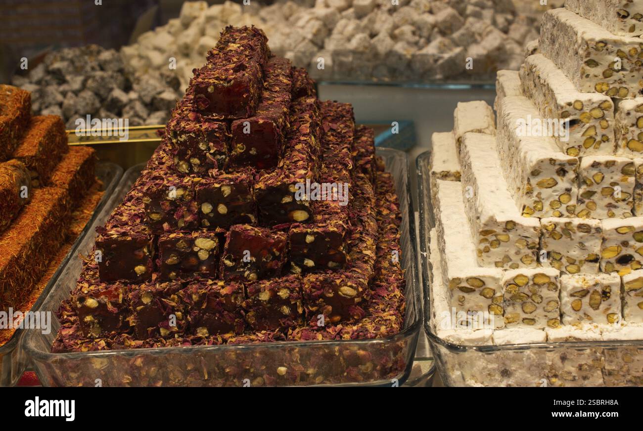 Laden der traditionellen türkischen Honig lokum Zucker überzogen soft Candy Stockfoto