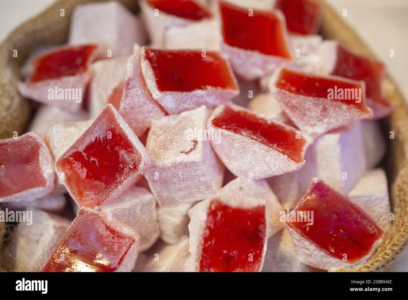 Laden der traditionellen türkischen Honig lokum Zucker überzogen soft Candy Stockfoto