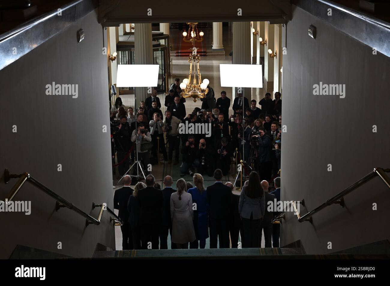 Brüssel, Belgien Februar 2025.Brüssel, Belgien. Februar 2023. Die Presse macht Fotos, während die Mitglieder der neuen Regierung für das offizielle Familienporträt im bundesparlament in Brüssel posieren. Die Unterhändler der fünf Parteien der Arizona-Koalition - N-VA, MR, Engagements, Vooruit und CD&V - haben am vergangenen Freitagabend eine Regierungsvereinbarung getroffen. BELGA PHOTO ERIC LALMAND Credit: Belga News Agency/Alamy Live News Stockfoto