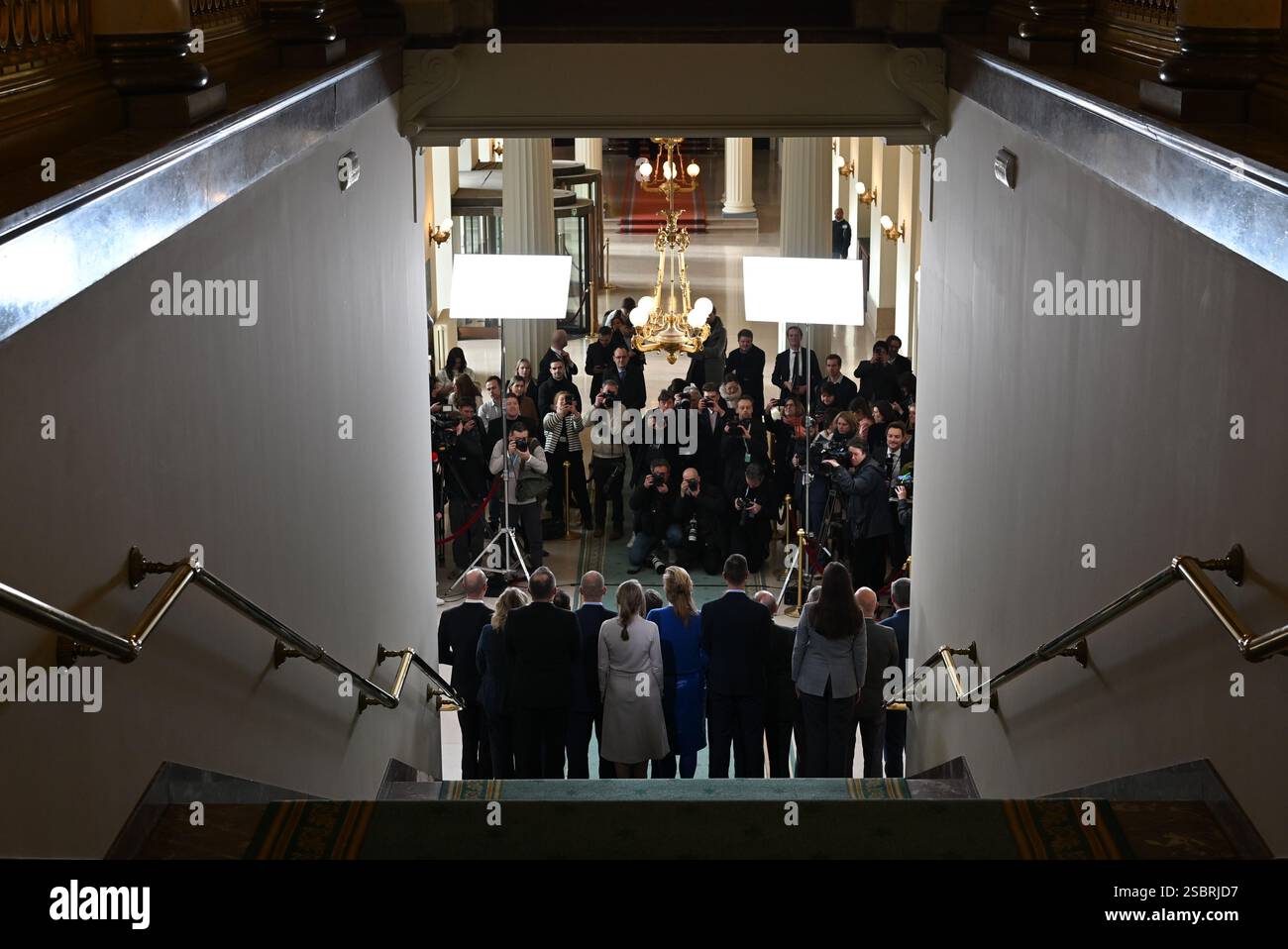 Brüssel, Belgien Februar 2025.Brüssel, Belgien. Februar 2023. Die Presse macht Fotos, während die Mitglieder der neuen Regierung für das offizielle Familienporträt im bundesparlament in Brüssel posieren. Die Unterhändler der fünf Parteien der Arizona-Koalition - N-VA, MR, Engagements, Vooruit und CD&V - haben am vergangenen Freitagabend eine Regierungsvereinbarung getroffen. BELGA PHOTO ERIC LALMAND Credit: Belga News Agency/Alamy Live News Stockfoto