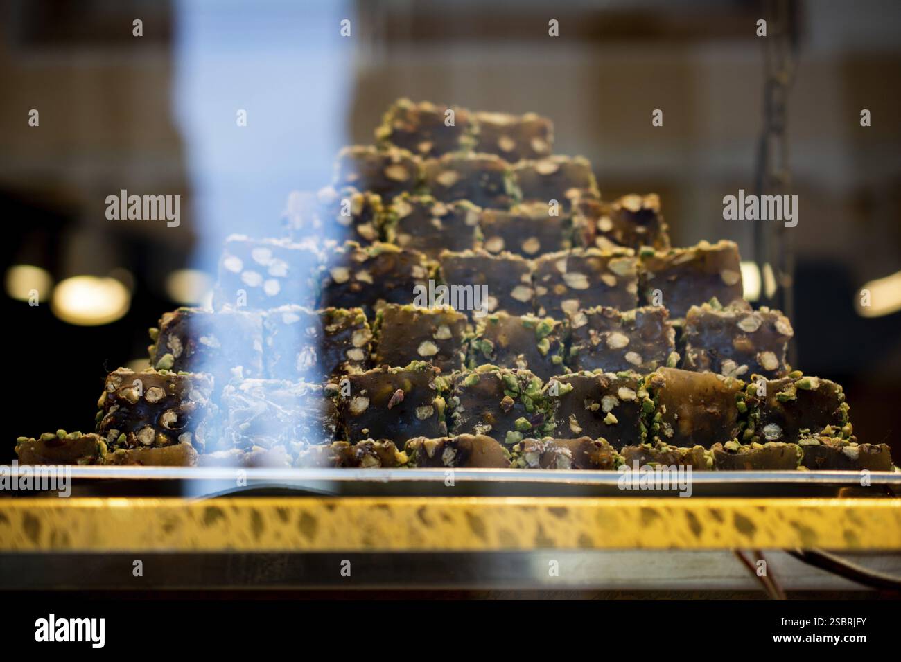 Laden der traditionellen türkischen Honig lokum Zucker überzogen soft Candy Stockfoto