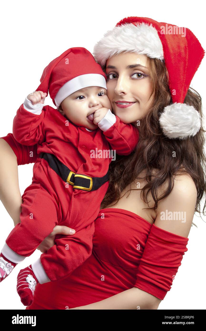 Mutter und Baby kleiden sich als weihnachtsmann auf weiß Stockfoto