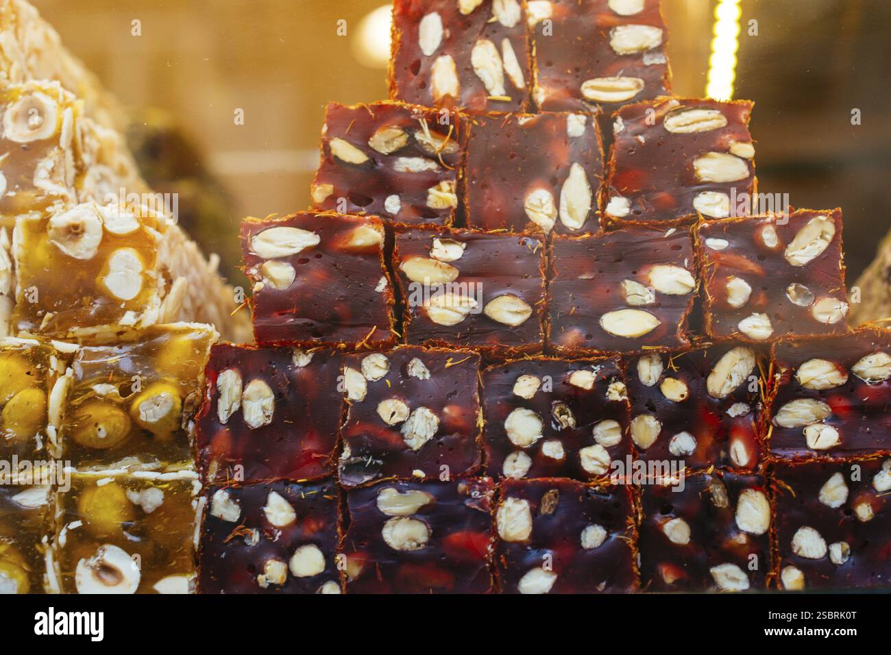 Laden der traditionellen türkischen Honig lokum Zucker überzogen soft Candy Stockfoto